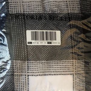 NIB VS PINK Black/White Blanket